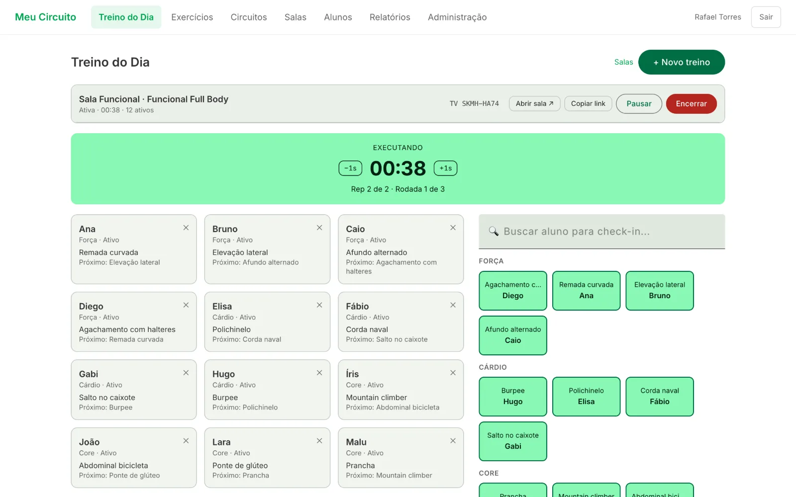 Painel do professor durante o treino: timer, cartão de cada aluno com exercício atual e próximo, e o mapa de ocupação das estações